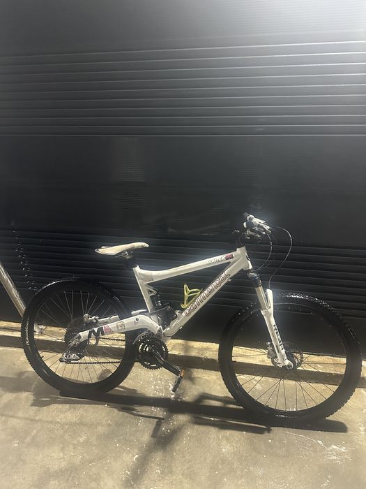 Vând bicicletă Commencal Meta 4 în stare foarte bună de funcționare.