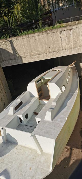 POP 25 Velier 8 metri, construcție familială din compozit