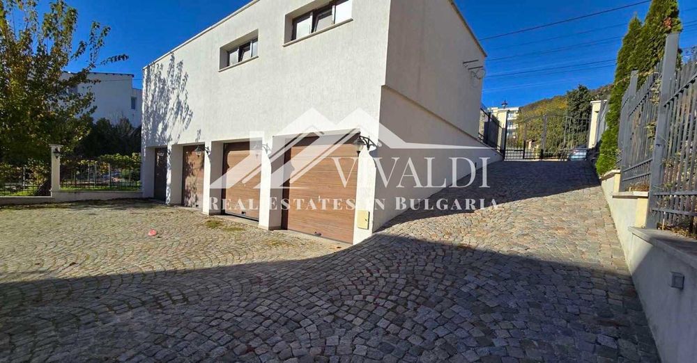 Продава се Тристаен апартамент в Варна, Център - 95 кв.м за 1557 €/кв.м - Снимка #19