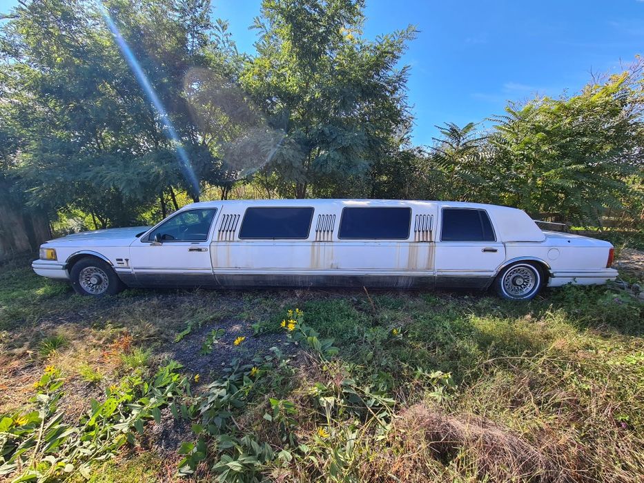Lincoln Town Car Limousine