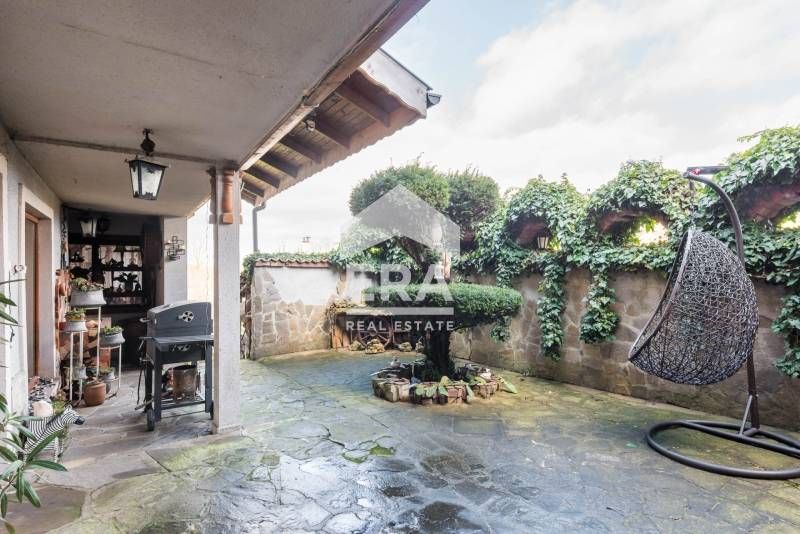 Ексклузивна, двуетажна, обзаведена къща за продажба, с работещ магазин