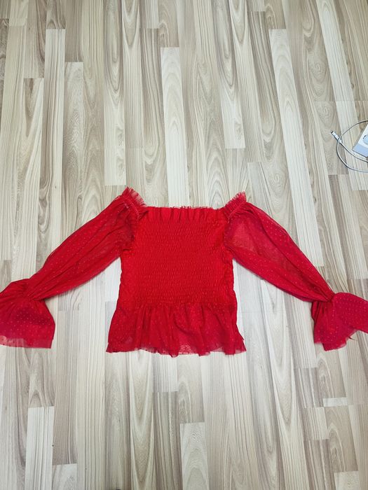 Top cu volane si umeri goi