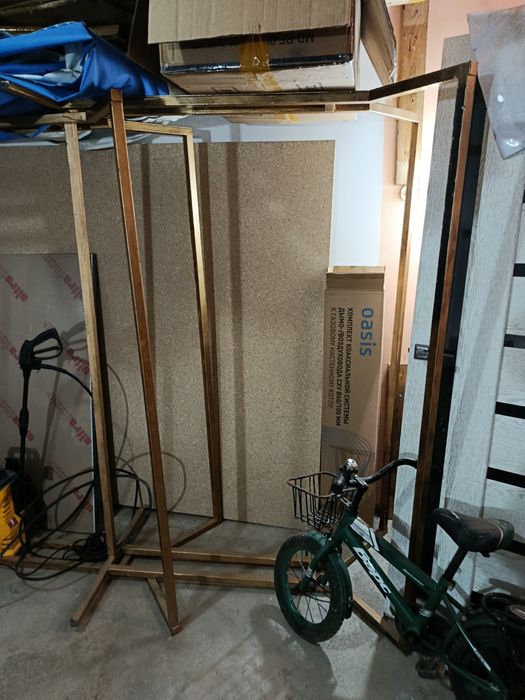 Алтын сұр түсті.