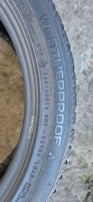 4 anvelope iarna Nokian 245/40/19.Pretul este pe bucata.