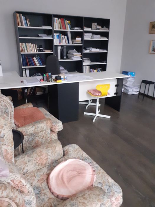 Vand biblioteca si masa de birou urgent