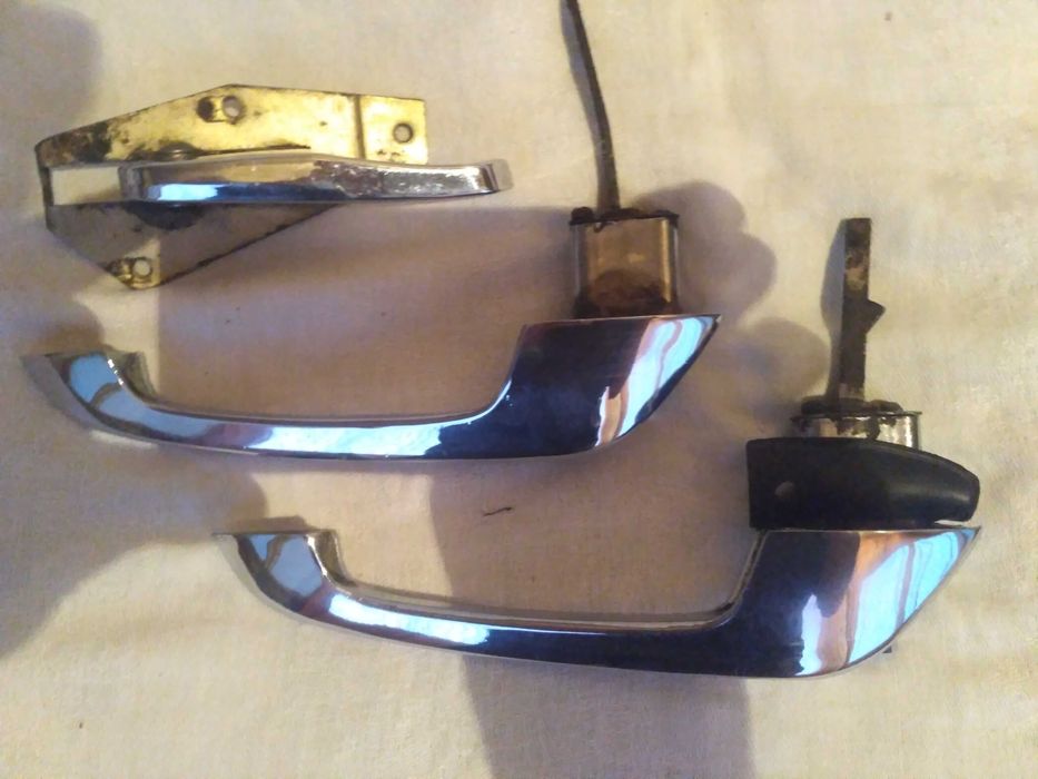 Ручки дверей наружные и внутренние.