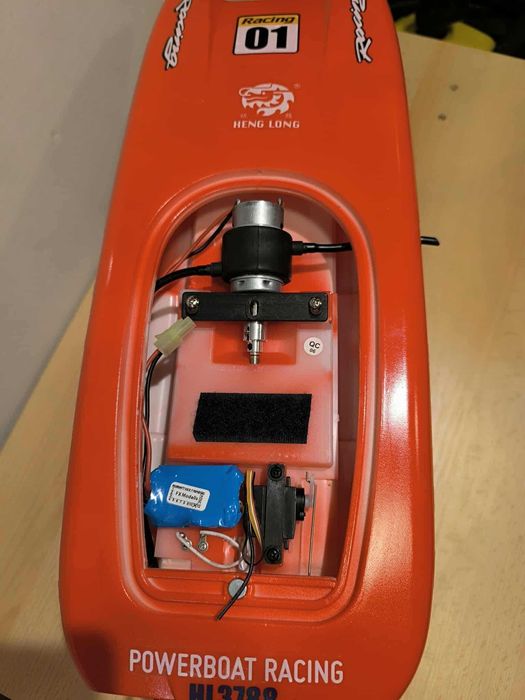 Barca de jucarie cu telecomanda complet echipata