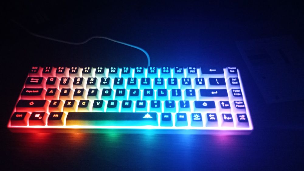 Vând Tastatura white shark