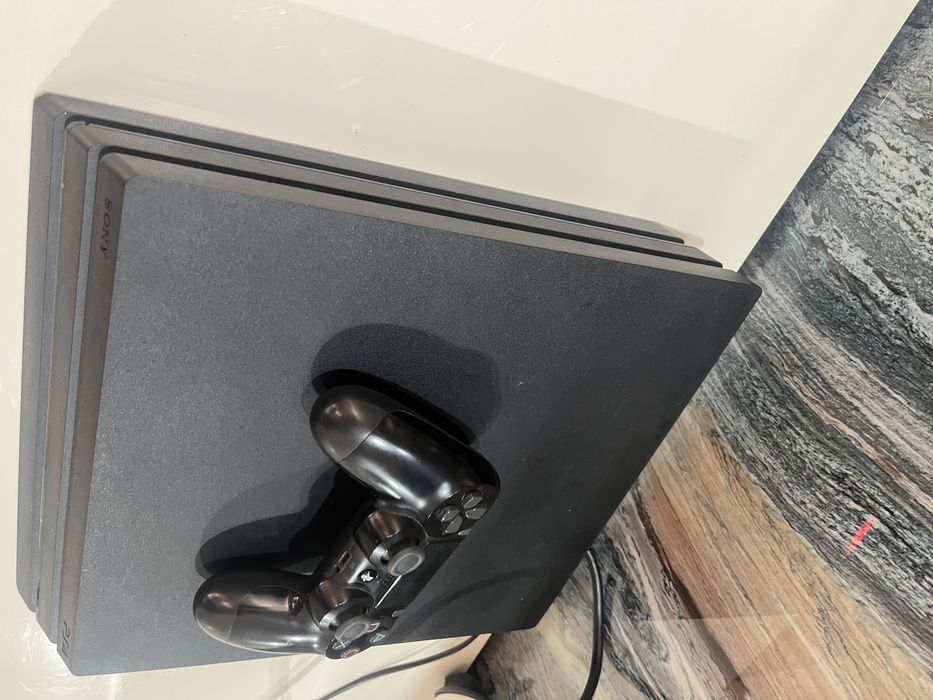Playstation 4 pro 1TB 3игры