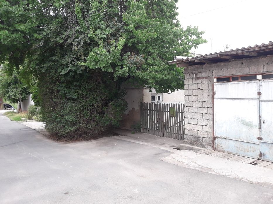 Продаётся участок 2.5 сотки с домом.