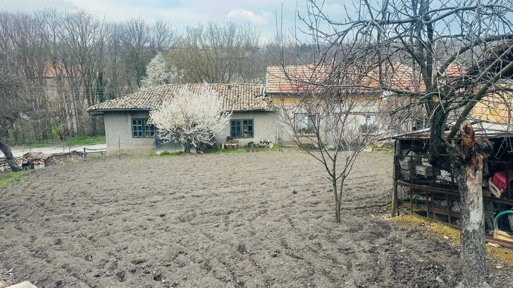 Продава се Къща в Търговище, Център - 650 кв.м за 8 €/кв.м - Снимка #2