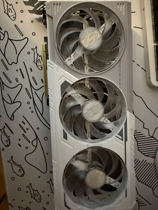 продавам AMD Radeon RX 9060 XT Steel Legend 16GB OC