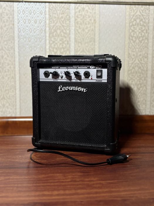 Электрогитара stratocaster kaysen и комбоуселитель levinson