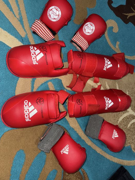 Продам футы . Перчатки 2 пары. Срочно . Все за 10000 тг