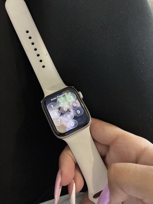 Apple Watch SE 3 (3rd Gen) 44mm GPS Starlight – Батерия 100%, с оригинално зарядно!