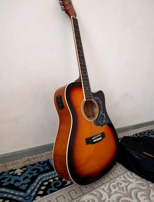 Yangi holatda Gitara sotiladi