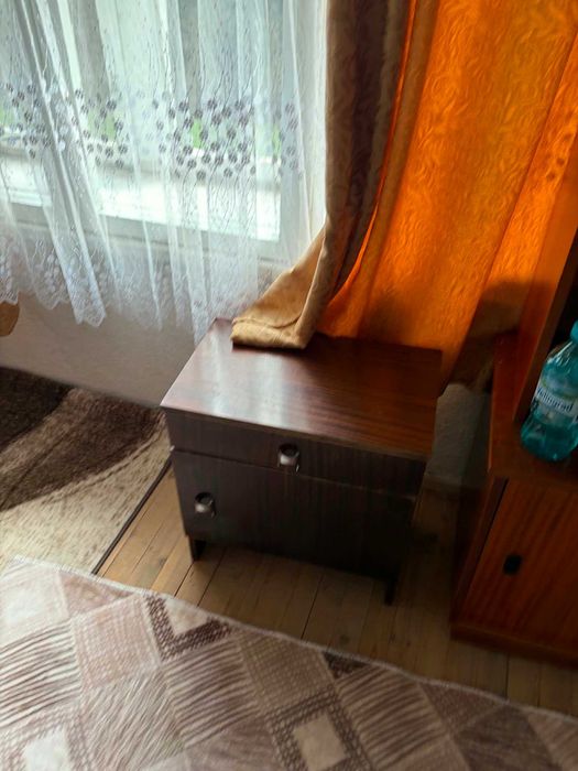 Малки нощни шкафчета и голям шкаф