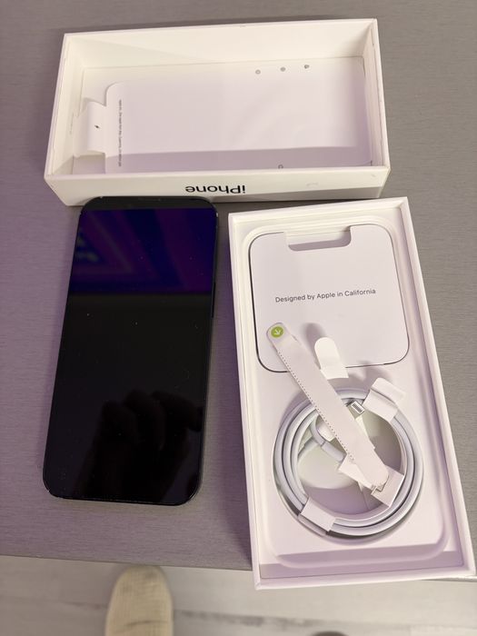Vând iphone 13 si incarcator