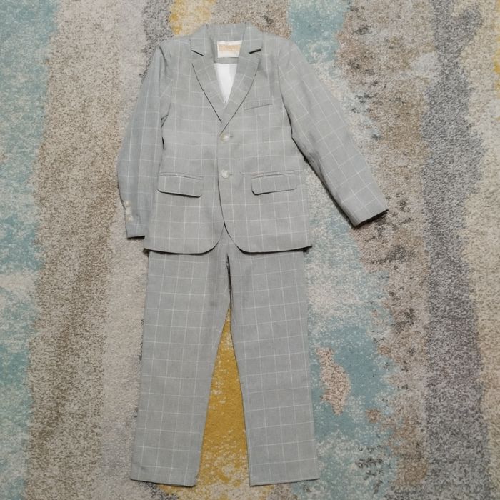 Елегантен костюм с папионка за момчета