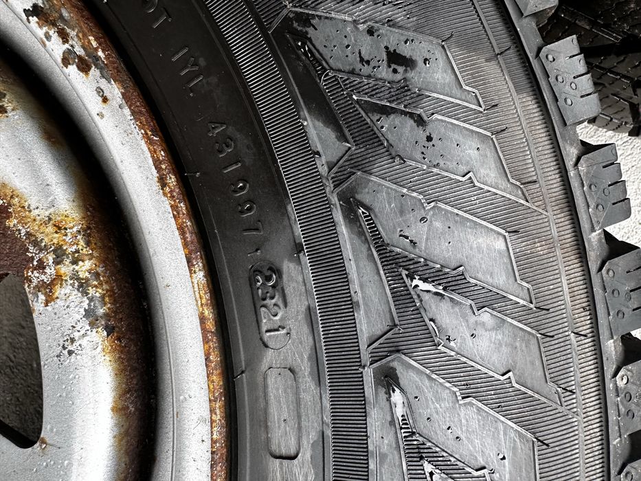 Vând 4 cauciucur 205/ R16c