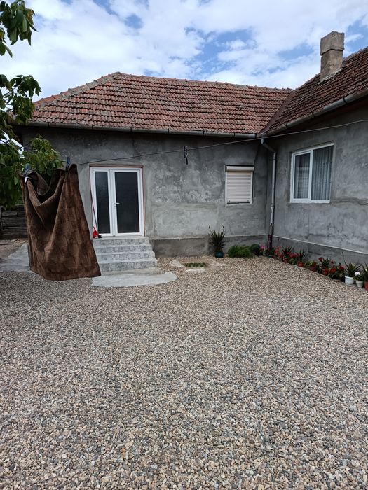 Vând casa la țara