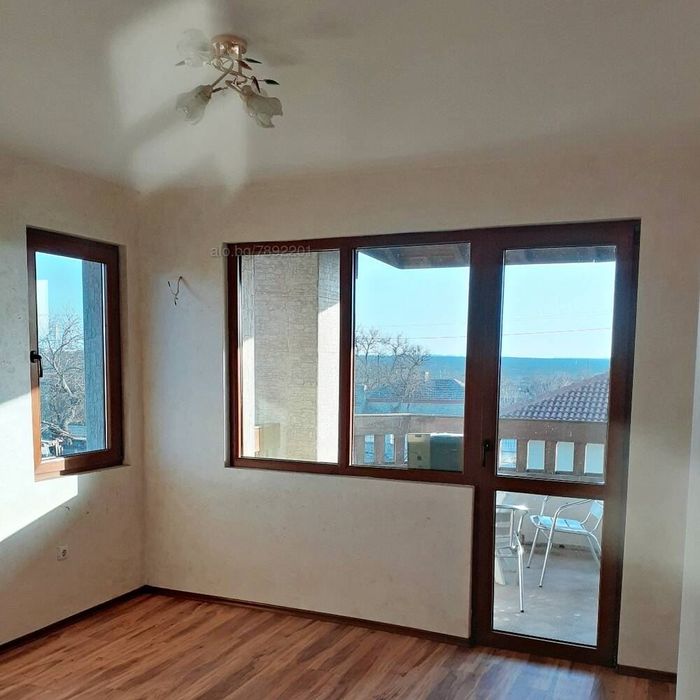 Къща с двор в село на минути от курортен комплекс Албена