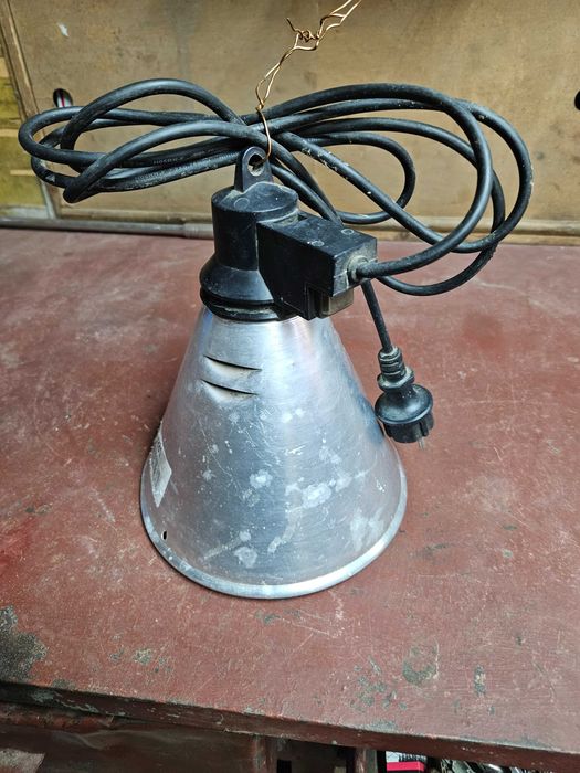 Becuri și lămpi pentru pasari si animale