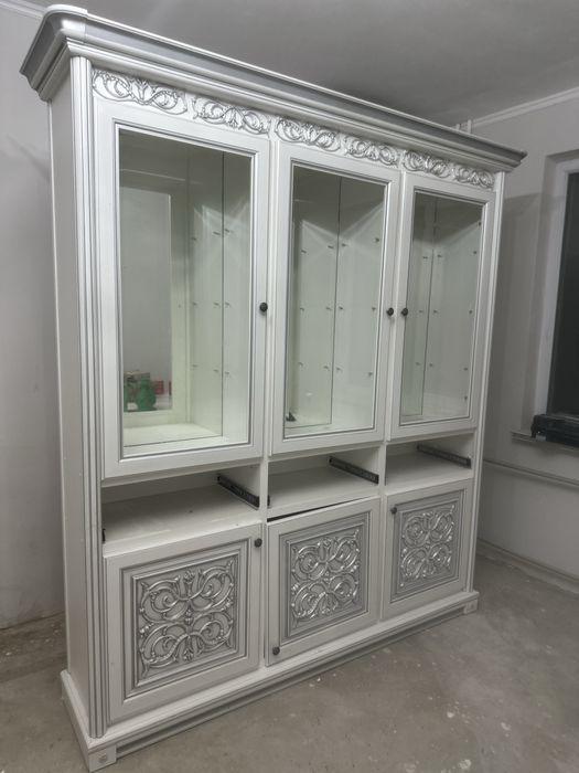 Шкаф, сервант в хорошем состояний.