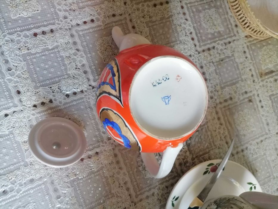 Продам фарфоровый заварник.