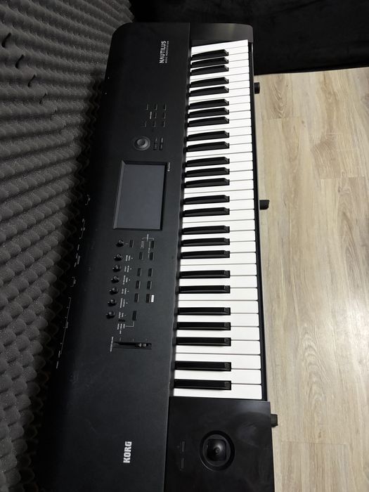 Vând Korg Nautilus
