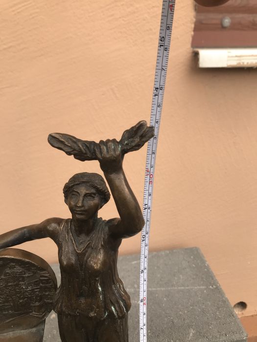 Statuetă din bronz signat