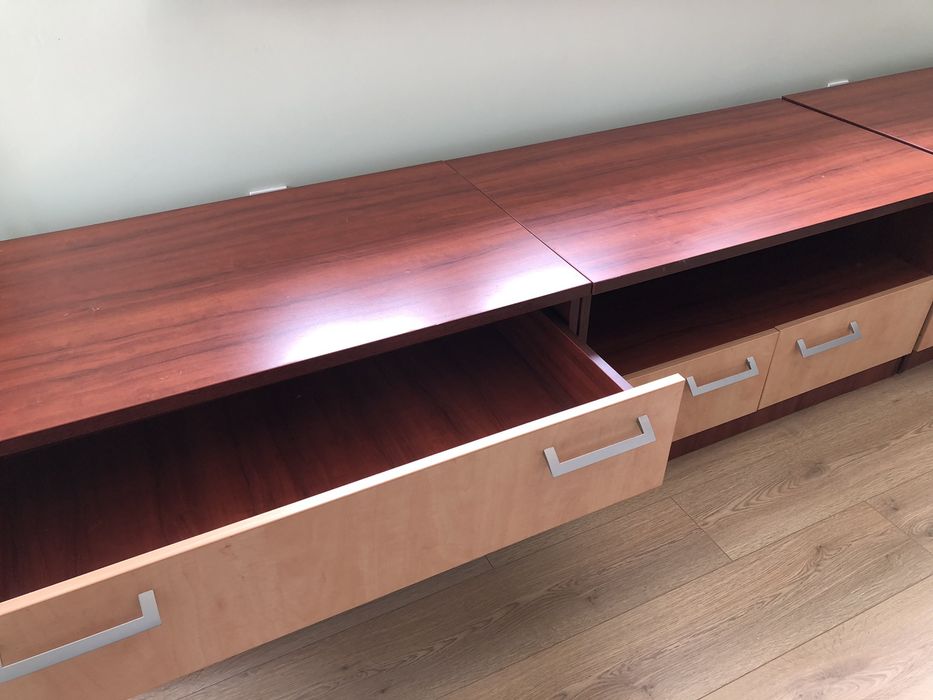 Модулна секция , Три модула + витринен шкаф и два рафта