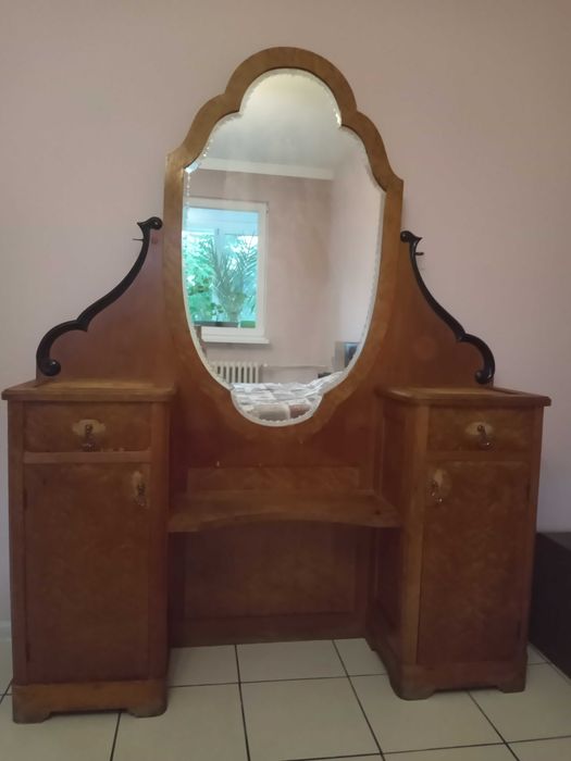 Старинна тоалетка с огледало