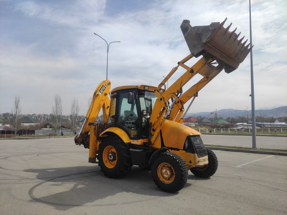 Трактор. Экскаватор погрузчик JCB 3CX.