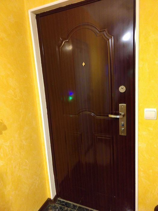 Продава, Входна Врата за апартамент