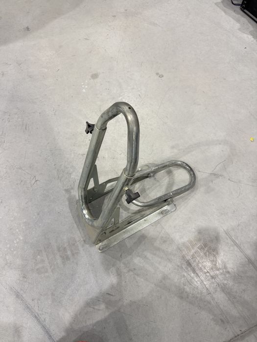 Стойка за мотори