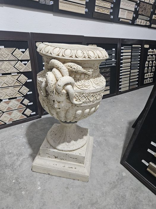 Jardinere din travertin sau ciment