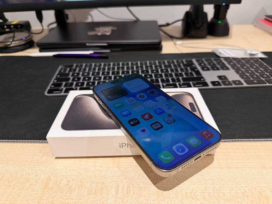 iPhone 15 Pro Max Natural Titanium 256GB + 13 huse cadou