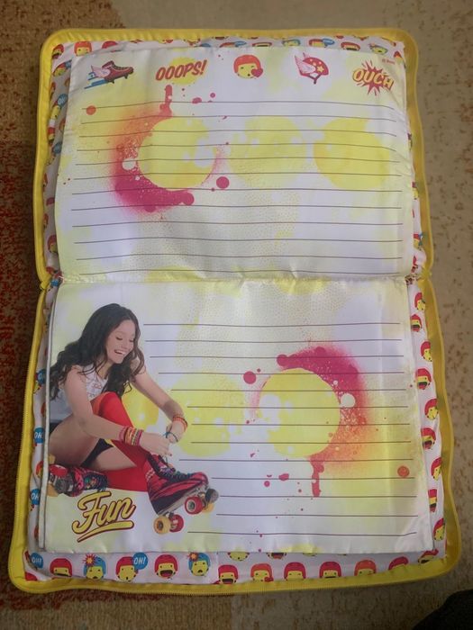 Perna Soy Luna cu căști audio