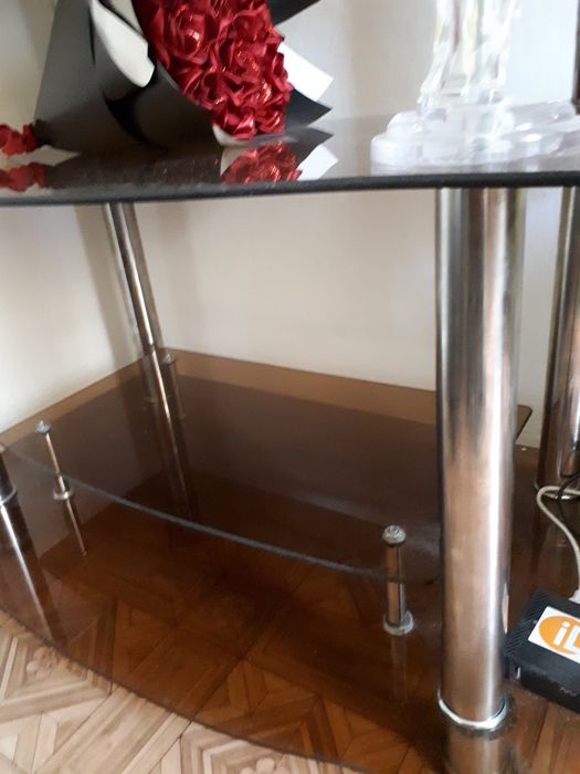 Продам стеклянный столик  под телевизор