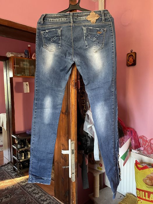 Продавам чисто нови дънки с блуза