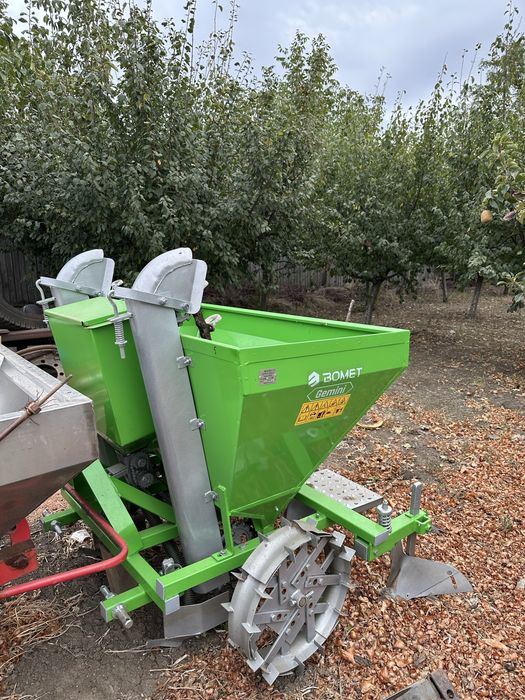 Masina plantat cartofi aproape noua