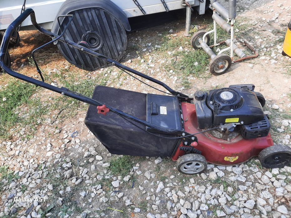 Бензинова косачка за трева.