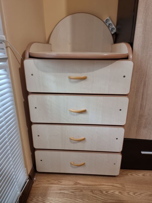 Шкаф за повиване с 4 чекмеджета