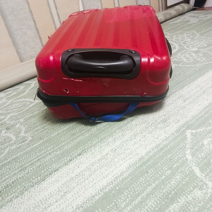 Чемоданы  размер Л и красная  М