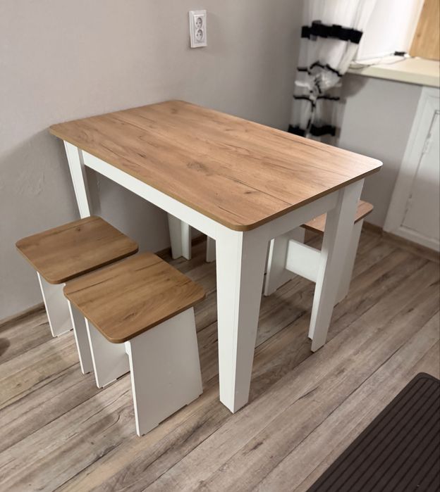 Стол со стульями в идеальном состоянии