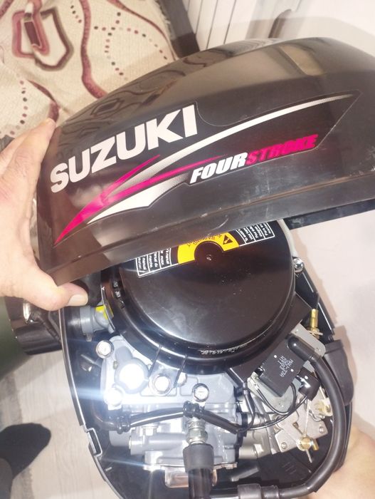 Лодка с мотором в идеальном состоянии