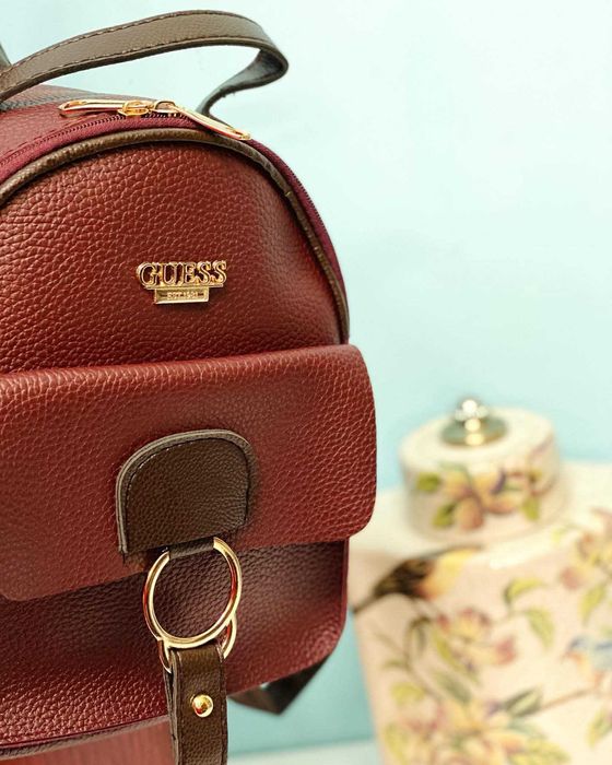 Дамска раница на Guess