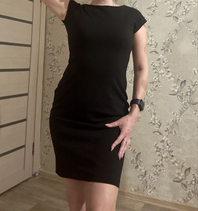 Продам платья, костюм.