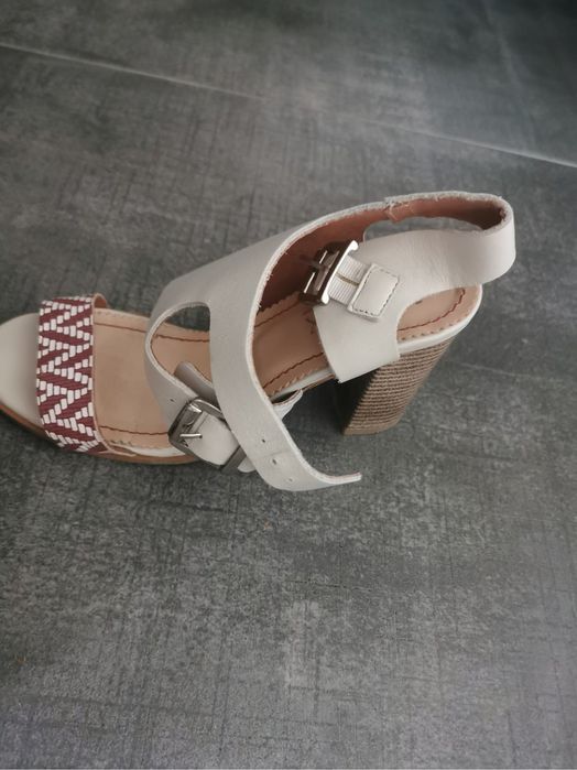 Vând sandale din piele